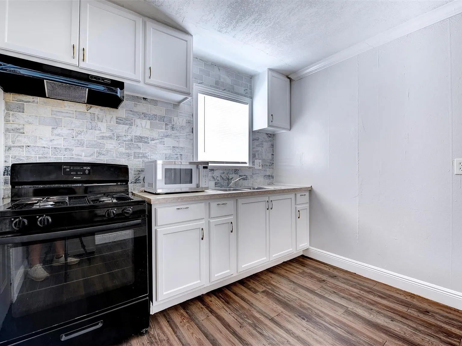 2 bed, 1.0 bath, 1280 sqft, $1,300 — Photo 3