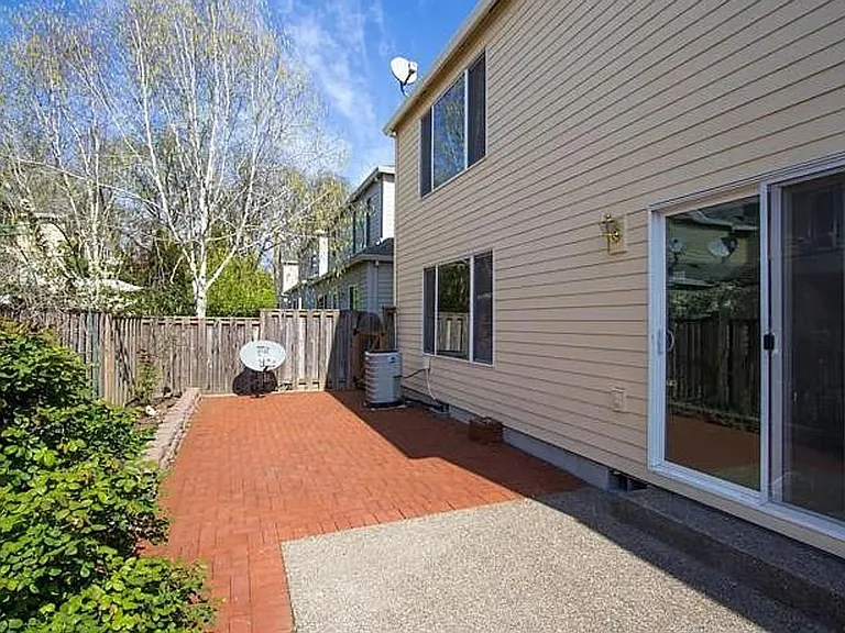 739 NE 61st Ct — Photo 6
