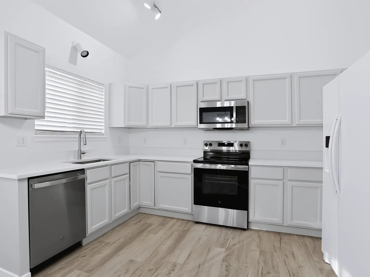 3 bed, 1874 sqft, $3,150 — Photo 4