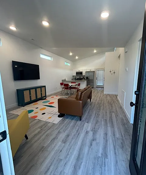1061 States Ave — Photo 12