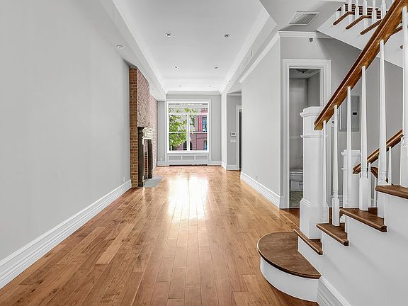 4th image of 240 W 121st St