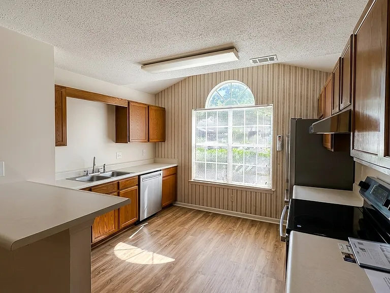 36 Le Moyne Dr — Photo 4