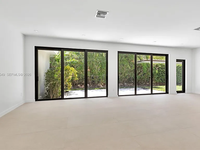 950 Bayamo Ave — Photo 8