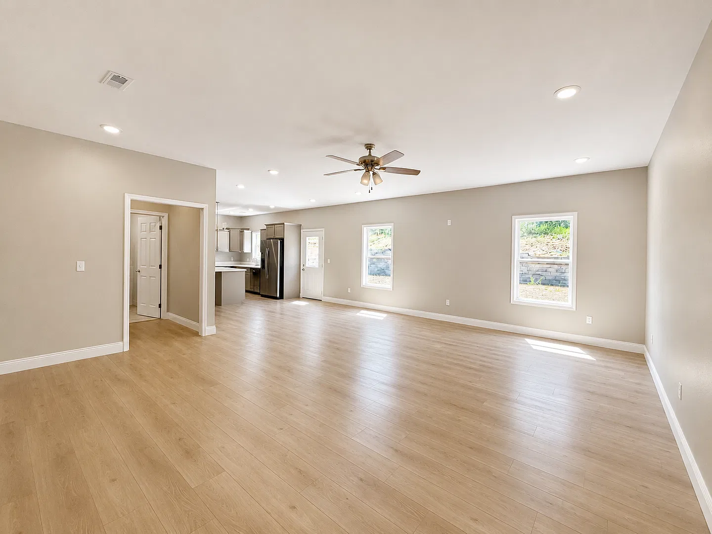 Beautiful new 4 bedroom 2 bath home — Photo 4