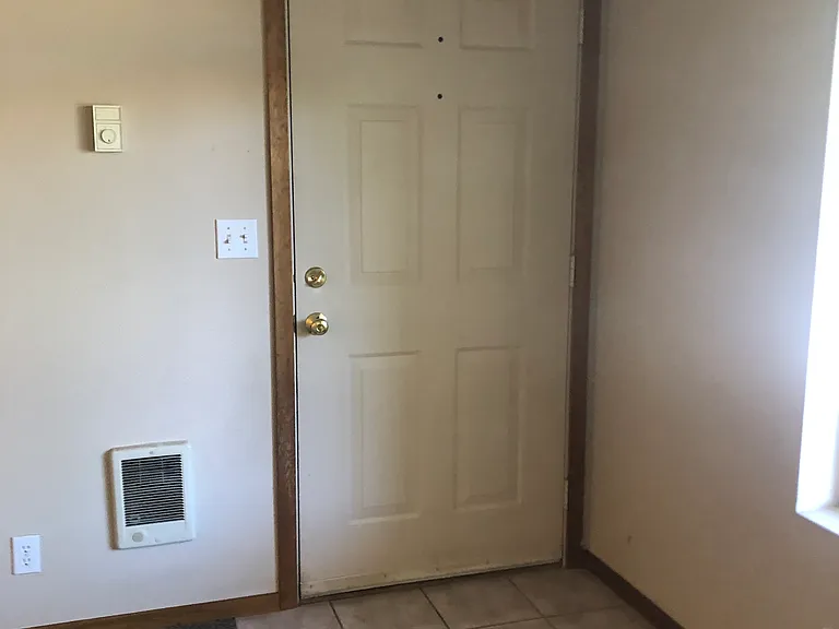 905 SE Stratford Ct — Photo 2