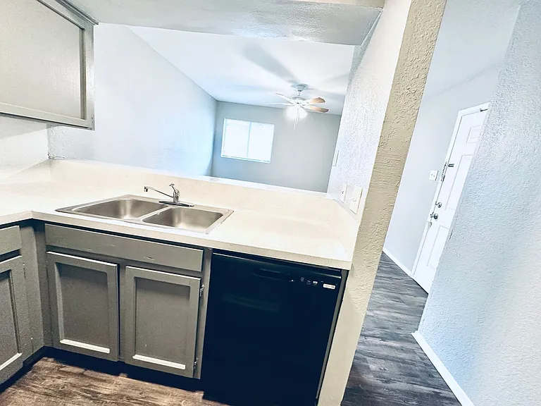Awesome open Studio Apartments Close to Downtown — Photo 40