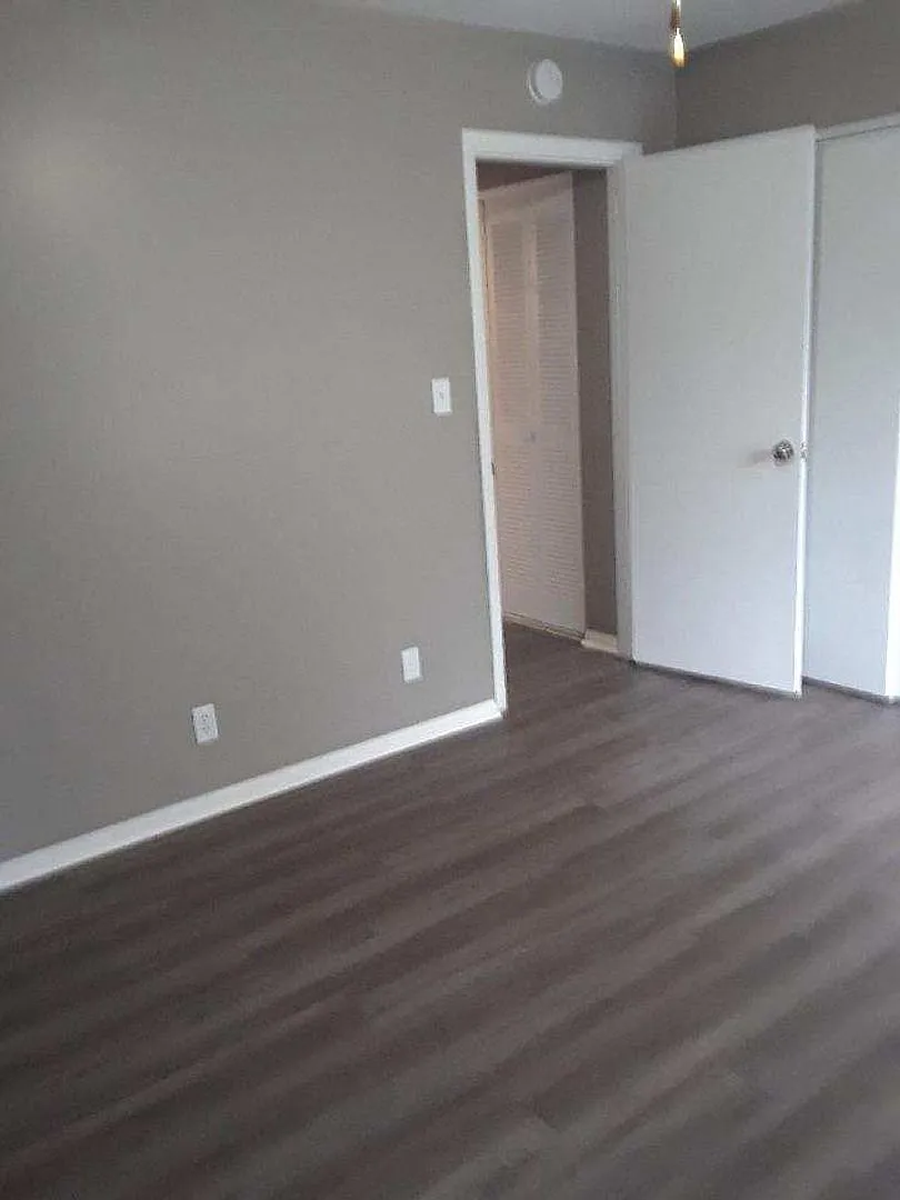 110-116 Nottingham Way — Photo 4
