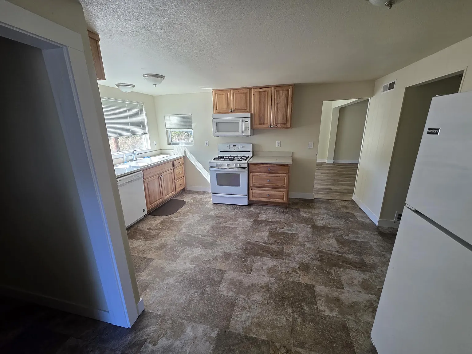 5 bed, 1.5 bath, 2000 sqft, $2,300 — Photo 2