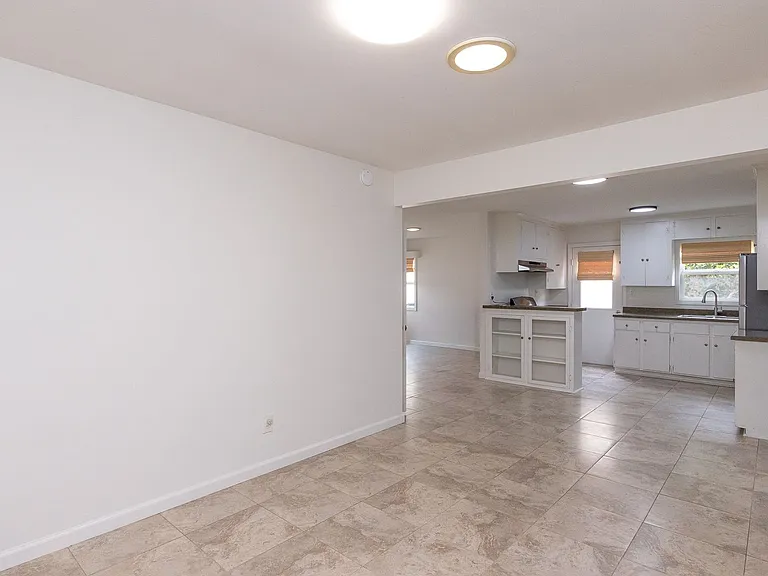 136 Oxnard Ave — Photo 8