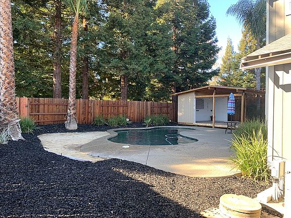 4th image of 284 Loch Lomond Dr