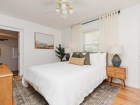 Master Bedroom w/Queen Bed & TV