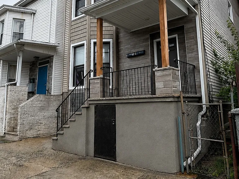 25 Oak St #2 — Photo 1
