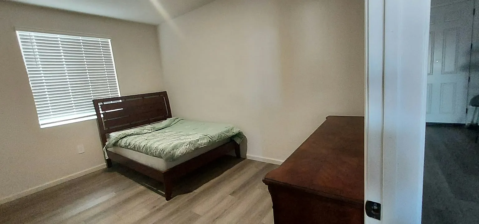 6 bed, 2940 sqft, $3,600 — Photo 2