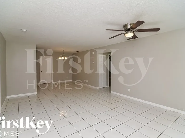 1204 NW 5th St — Photo 2
