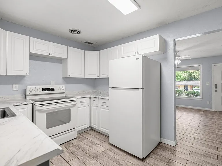 929 SE 9th Pl — Photo 2