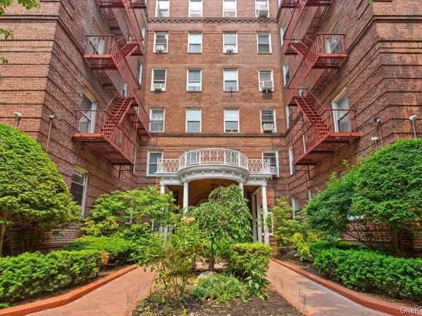 111-39 76th Road #E4, Forest Hills, NY 11375