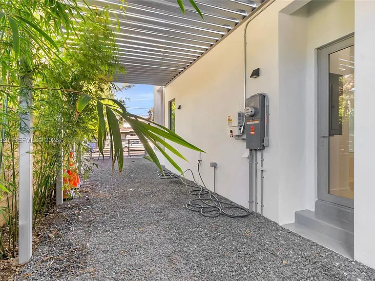 3204 Plaza St — Photo 12
