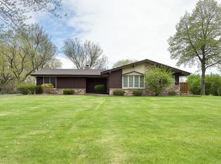 1505 W River Oaks Ln, Mequon, WI 53092