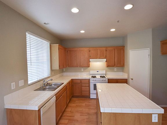 5th image of 14804 Hillstone Ave