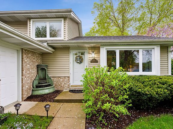 2nd image of 240 Indianwood Ln