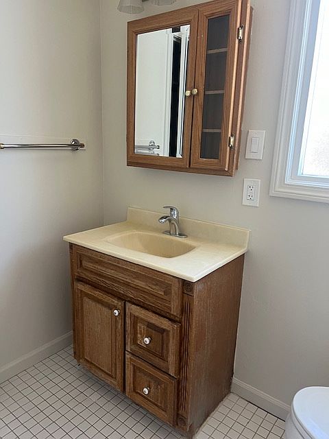 Bathroom with tile floorings and surround in tub/shower
