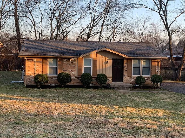 141 Laurel Ct — Photo 1