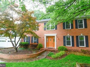 9008 Streamview Ln, Vienna, VA 22182