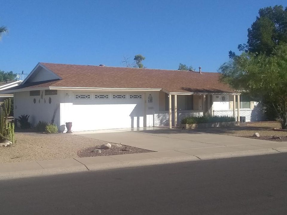 Full View of Front of Home. Isn't it Awesome !!!! You will enjoy all the renovations and closeness to the sun-bowl and all the activities of Sun City.