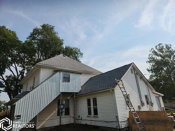 2nd image of 201 SE Locust St