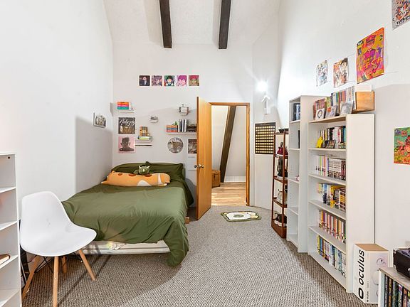 5th image of 303 S Castle Ln
