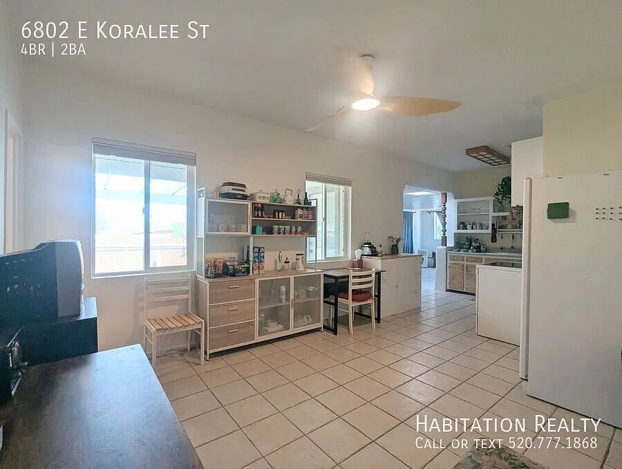 Spacious 4bed/2bath stunner w/ mountain views on the eastside, near DMAFB! — Photo 3