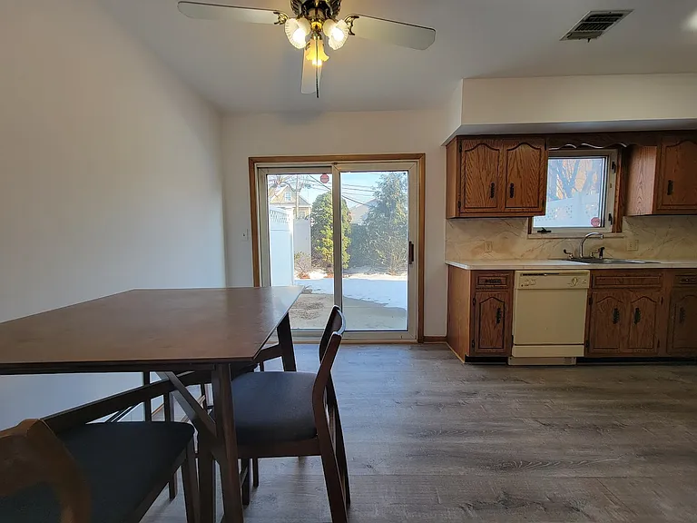 Eat in Kitchen space