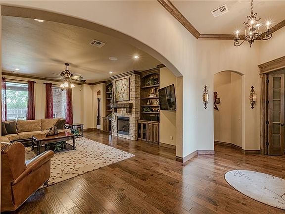 5th image of 900 W Nandina Way
