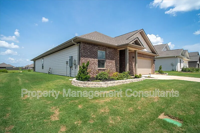 4 bed, 2.0 bath, 2106 sqft, $2,150 — Photo 3
