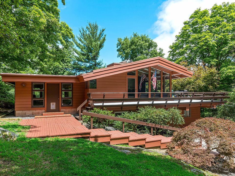 CherylT-611 Long Hill Rd W-17.JPG