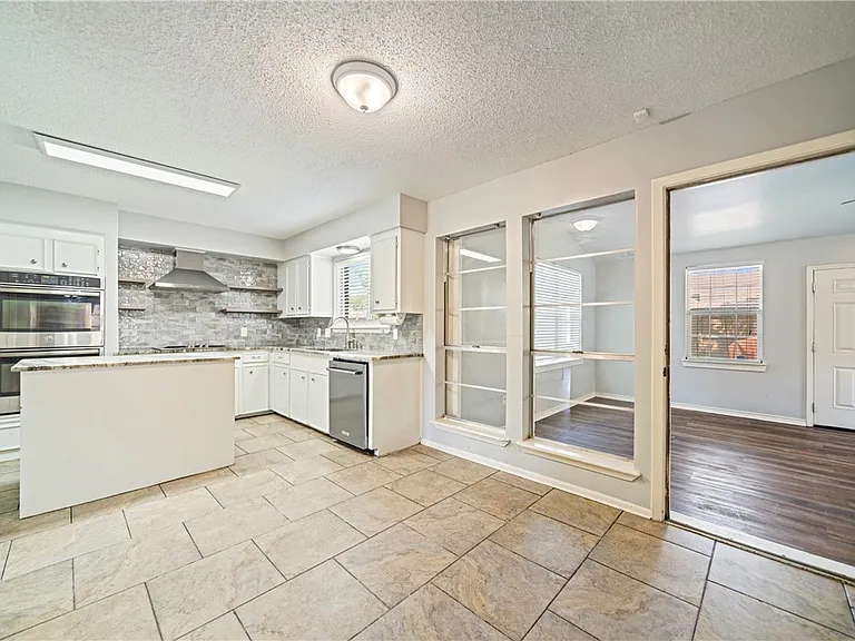 2445 Cricket Hollow St — Photo 9