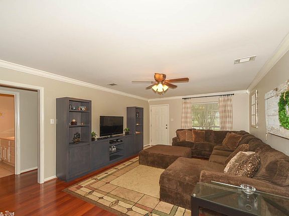 5th image of 26 Garden Oaks Dr