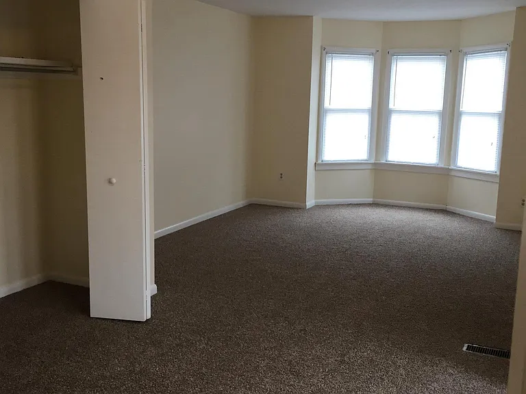 466 Crescent St — Photo 9