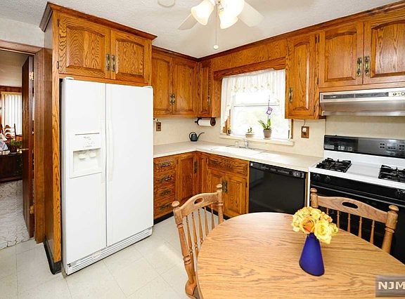 5th image of 22 Westwood Dr N