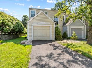2 Gloucester Ct, Oakmont, PA 15139