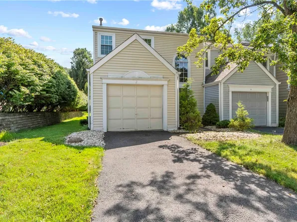 2 Gloucester Ct, Oakmont, PA 15139