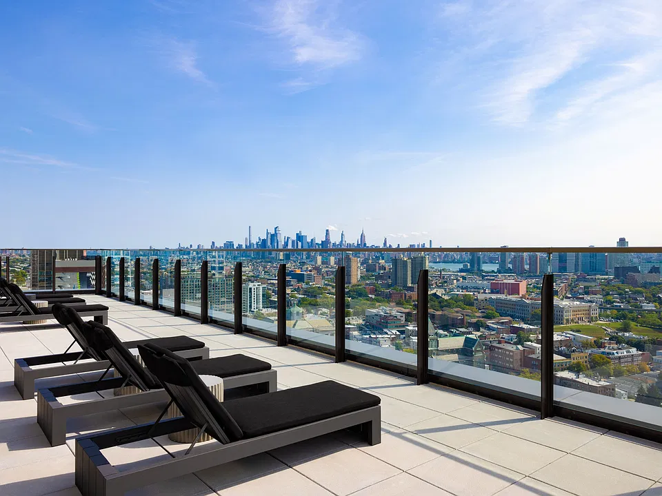 Elevate your lifestyle at 425 Summit with breathtaking skyline views from our stunning rooftop terrace. Relax in style and enjoy the perfect blend of comfort and luxury. Don't miss outschedule your tour today!