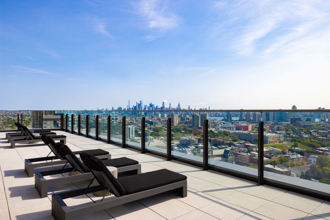Elevate your lifestyle at 425 Summit with breathtaking skyline views from our stunning rooftop terrace. Relax in style and enjoy the perfect blend of comfort and luxury. Don't miss outschedule your tour today!