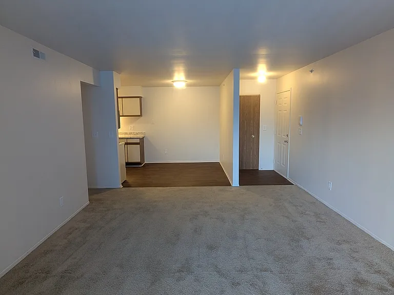 Lakeside Village Apartments — Photo 145
