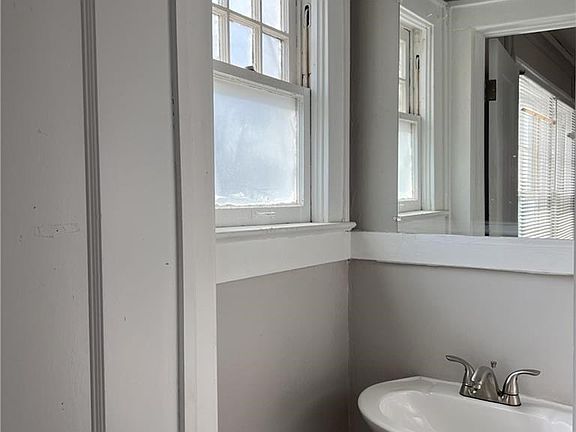 5th image of 3875 E 62nd St
