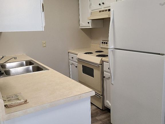 3rd image of 1310D Queens Ct #1310D