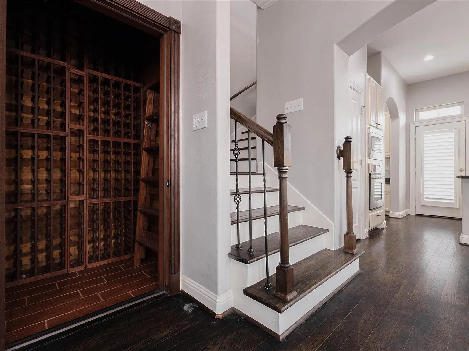 3 bed, 3.5 bath, 2568 sqft, $2,600 — Photo 2