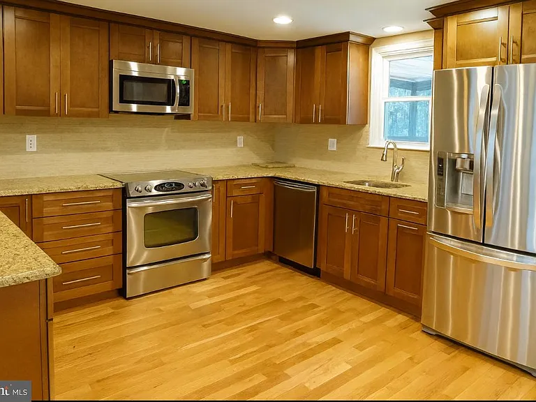 410 W 11th Ave — Photo 5