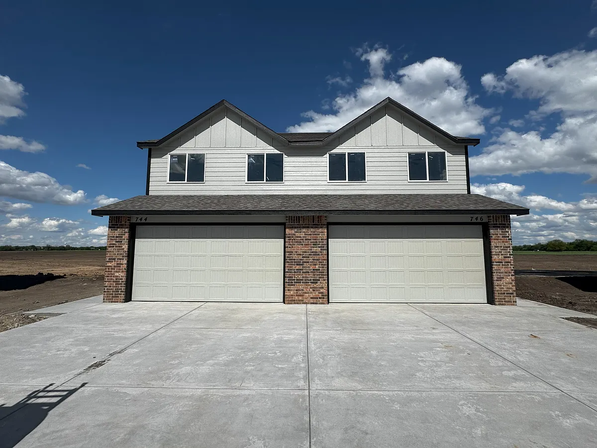 Building Photo - 744 E Briarbrook Ct