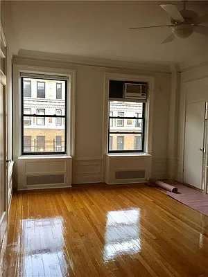 Rented by Siderow Residential Group | media 3